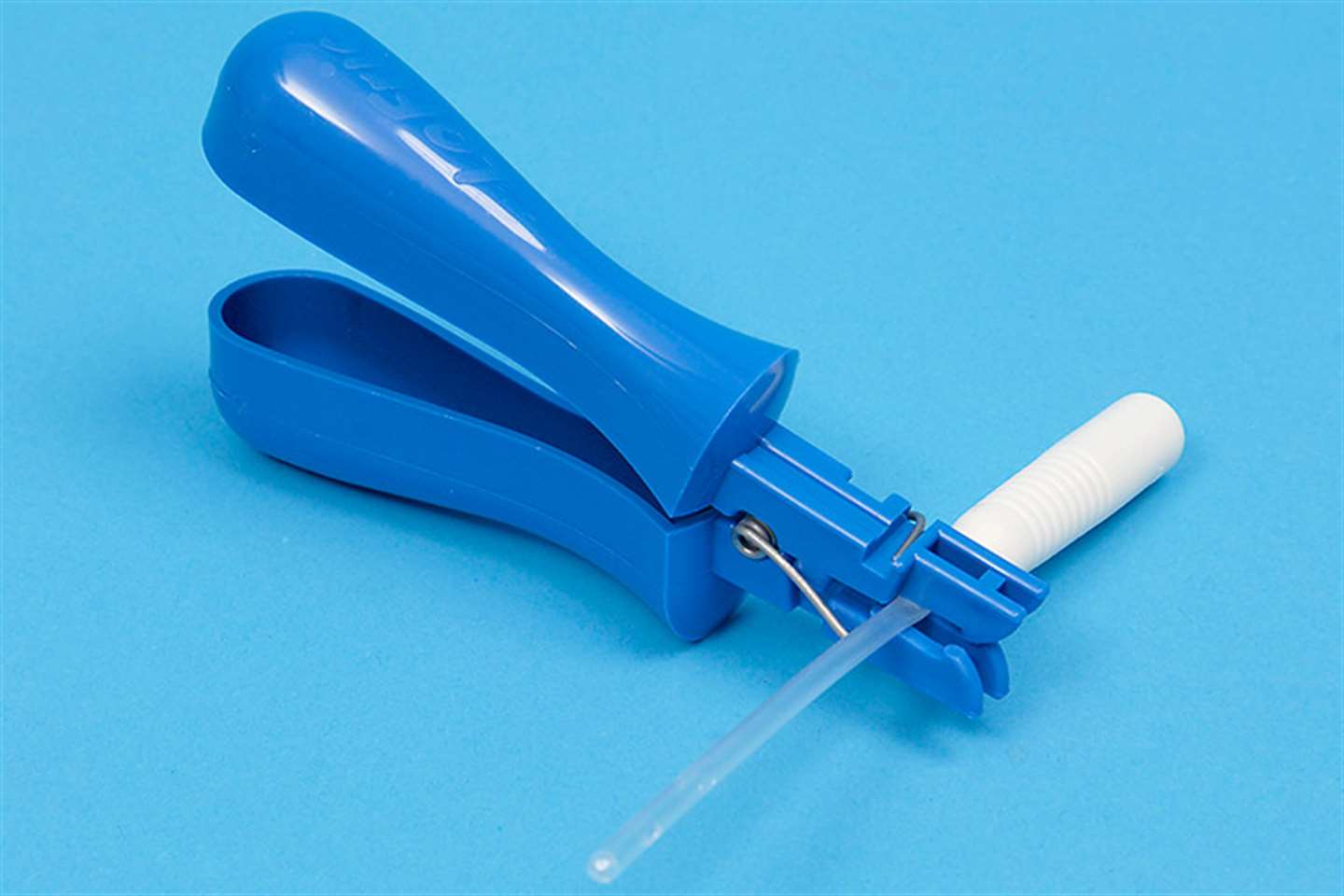 Handle to help with intermittent catheter insertion
