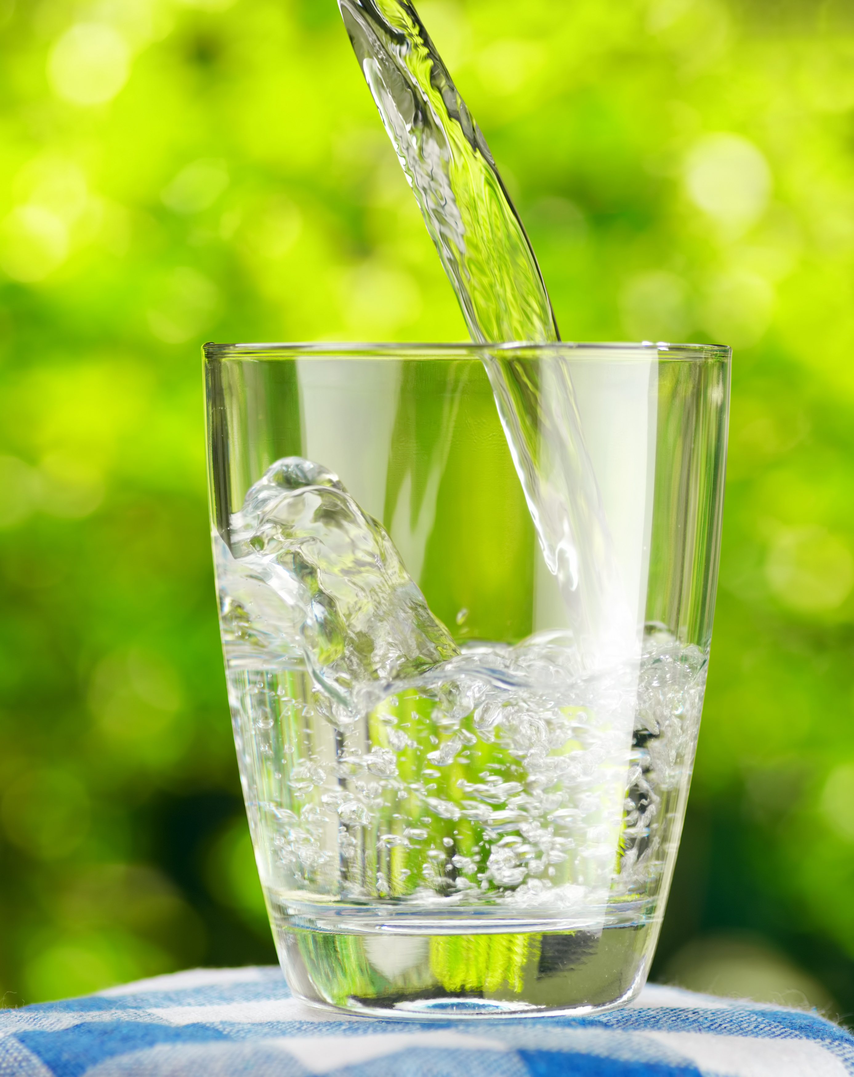 Сильно очищенная вода. Стакан воды. Чистая вода. Красивые стаканы для воды. Вода питьевая в стакане.